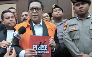Hasto bacakan pledoi 