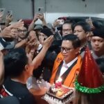 Hasto Tiup Lilin Ulang Tahun Pakai Rompi Tahanan dan Borgol