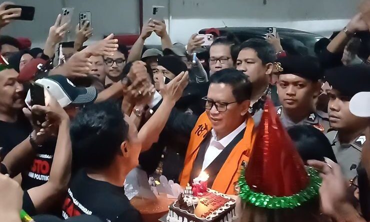 Momen Hasto tiup lilin ulang tahun