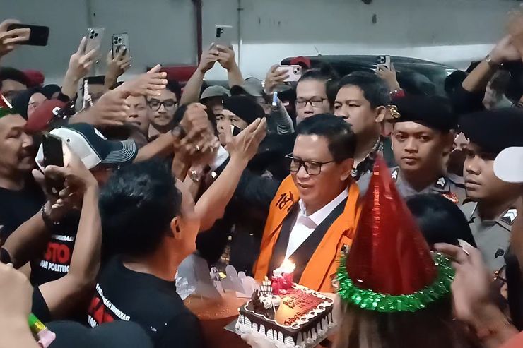 Hasto Tiup Lilin Ulang Tahun Pakai Rompi Tahanan dan Borgol